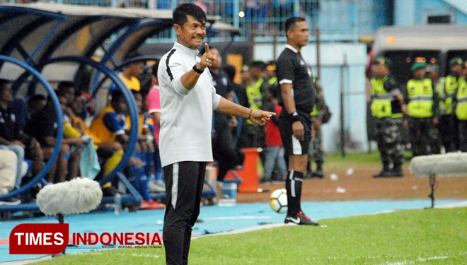 Direktur Teknik PSSI, Indra Sjafri saat memantau proses latihan Timnas Indonesia di Jakarta (foto: Dokumen TIMES Indonesia)