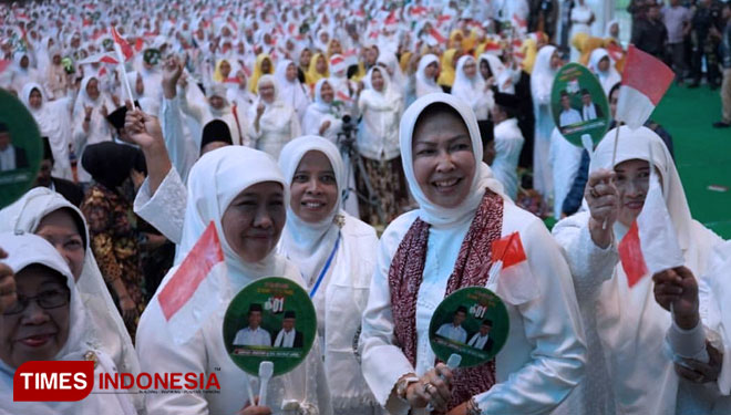 Ketua Muslimat PP NU Khofifah Indar Parawansa saat menghadiri Deklarasi JKSN di GOR Ken Arok, Kota Malang.  (FOTO: Imadudin M/TIMES Indonesia)