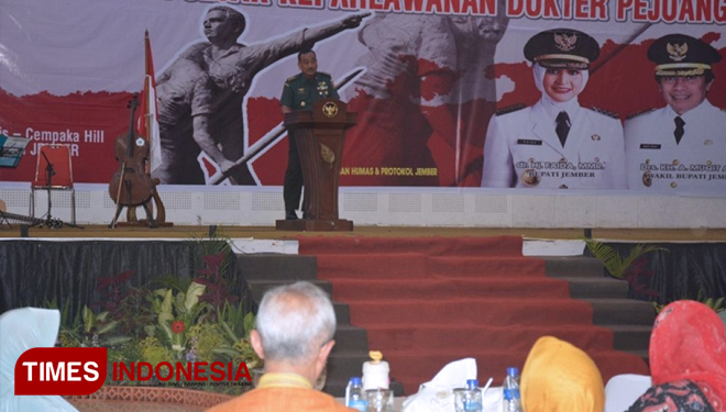 Dandim 0824 Letkol Inf Arif Munawar Dampingi Kakesdam V/Brw Hadiri Peluncuran Buku. (FOTO: AJP/TIMES Indonesia)