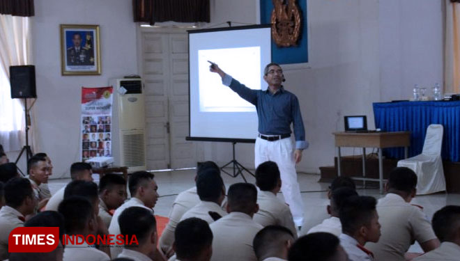 Direktur PT Fukusuke Kogyo Indonesia, Sigit Widodo ketika memberikan motiviasi kepada siswa-siswi SMK Penerbangan AAG Adisutjipto Yogyakarta, Kamis (7/2/2019). (FOTO: SMK Penerbangan AA Adisutjipto for TIMES Indonesia)