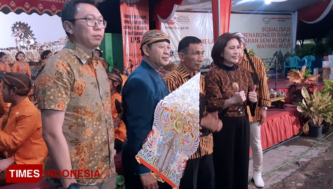 Direktur Group Penanganan Klaim LPS, Dimas Yuliharto (kiri) dan Indah Kurnia, Anggota Komisi XI DPR RI, Indah Kurnia (kanan) saat menghadiri pagelaran wayang kulit (Foto: Rudy/TIMES Indonesia)