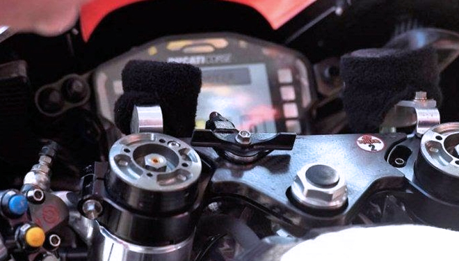 Saklar di garpu stang dan fairing (sayap) terbaru motor Ducati yang sempat mencuri sorotan media. (FOTO: Crash) 