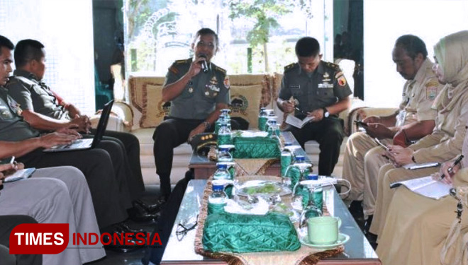 Pengarahan Tim Sergab Mabesad Kolonel Arm Purbo di Kodim 0818. (FOTO: AJP/TIMES Indonesia)