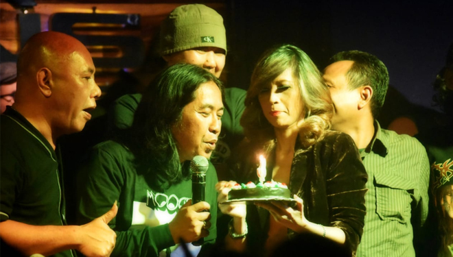 Cacak Ahmad, promotor Music for Freedom mendapatkan surprise kue ulang tahun dari beberapa rekan musisi Kota Pahlawan, Minggu (10/2/2019).(Foto : Istimewa)