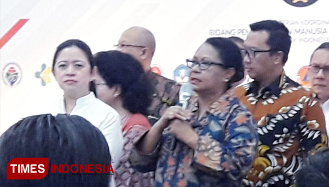 Menteri Pemberdayaan Perempuan dan Perlindungan Anak (PPPA) Yohana Susana Yembise (batik biru) pada acara Kick Off Meeting di Kemenko PMK Jakarta, Senin (11/2). (FOTO: Ivan Iskandaria/ TIMES Indonesia)