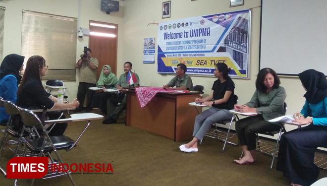 Wakil Rektor 1 Unipma menyambut kedatangan IS terakhir peserta program SEAMEO (Foto: Tutik Suryani for TimesIndonesia)