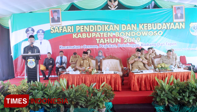 Bupati Bondowoso Drs KH Salwa Arifin saat memberikan arahan dalam acara Safari Pendidikan dan Kebudayaan di SMPN 1 Cermee (FOTO: Moh Bahri/TIMES Indonesia) 