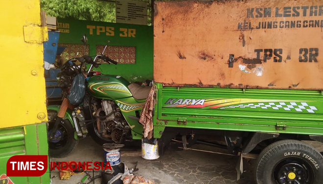 Angkutan sampah Kelompok Swadaya Masyarakat (KSM) Lestari Tempat Pengelolaan Sampah (TPS 3R) Jungcangcang Pamekasan sudah lima hari ini rusak parah. Selasa (12/2/2019). (FOTO: Akhmad/TIMES Indonesia)