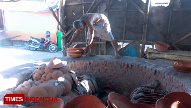 Proses pembuatan Gerabah di Desa Pagelaran (Foto: Nur Aini/TIMES Indonesia)