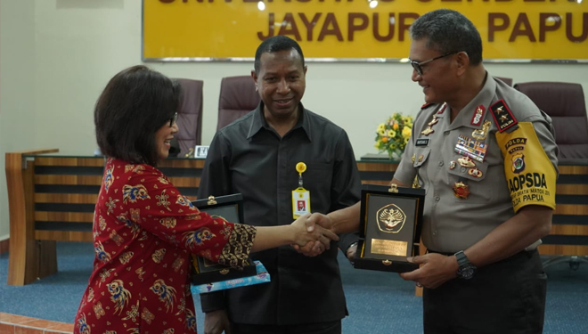 Deputi V KSP (Jaleswari Pramodhawardani) , Rektor Uncen (Dr. Ir. Apolo Safanpo) dan Kapolda Papua (irjen Martuani Sormin Siregar). (FOTO: Kantor Staf Presiden)