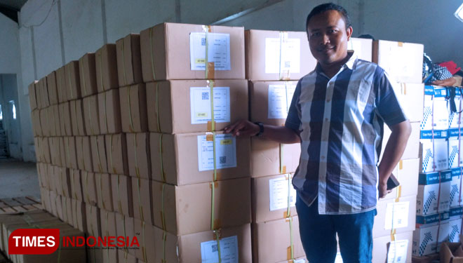 Ketua KPU Kabupaten Bondowoso Hairul Anam saat menunjukan surat suara DPR RI, dari box pertama yang diterimnya di gudang penyimpanan logistik Jalan Jalan Mastrip Kembang (FOTO: Moh Bahri/TIMES Indonesia) 