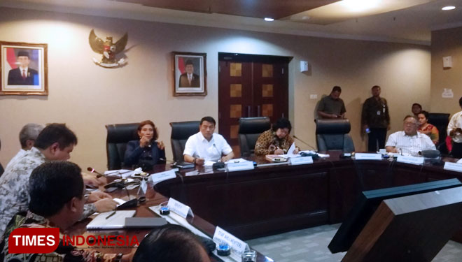 Menteri Kelautan dan Perikanan Susi Pudjiastuti dalam diskusi (Foto: Yayat/TIMES Indonesia)