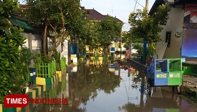 Warga penghuni perumahan Mondokan Santoso terendam banjir akibat buruknya saluran air yang tidak dirawat oleh developer (Foto: Dok Safuwan TIMESIndonesia)
