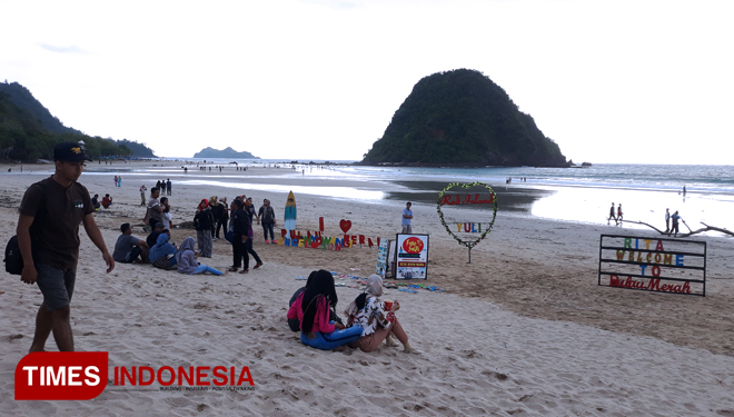 Pantai Pulau Merah Banyuwangi Miliki Bank Sampah Berbasis Emas. (FOTO: Roghib/TIMES Indonesia)