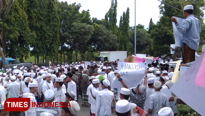 Ribuan massa dari GP Ansor dan santri di Kabupaten Probolinggo unjuk rasa ke kantor DPRD setempat. (FOTO: Dicko W/TIMES Indonesia) 