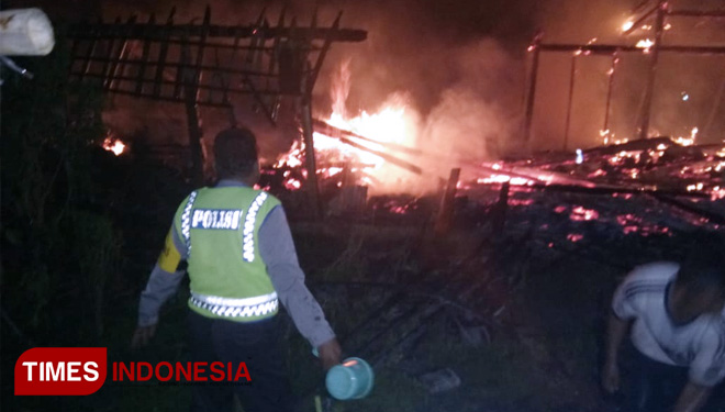 Petugas dan warga berusaha memadamkan api yang menghanguskan tiga rumah di Ngawi. (FOTO: Ardian Febri TH/Times Indonesia)