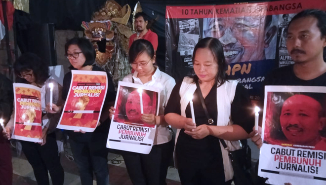 Solidaritas Jurnalis Bali (SJB) melakukan doa bersama memperingati 10 tahun kematian jurnalis Radar Bali yang dibunuh secara keji, AA Gde Narendra Prabangsa, Senin (11/2). (FOTO: Istimewa/TIMES Indonesia)