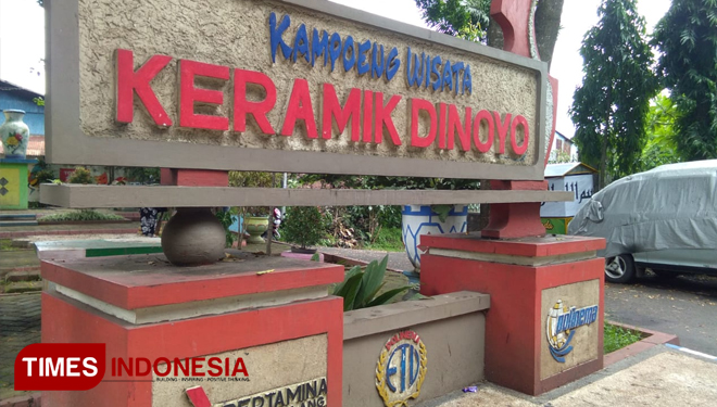 Tugu Wisata Kampung Keramik Dinoyo, Jl MT Haryono XI Kelurahan Dinoyo Kecamatan Lowokwaru Kota Malang (FOTO: Rosidatul Hasanah/TIMESIndonesia)