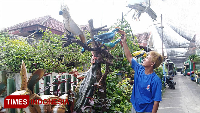 Salah satu sudut Kampung Teratai di Kepanjen Kabupaten Malang yang dihiasi dengan replika binatang. (Foto : Binar Gumilang / TIMES Indonesia)