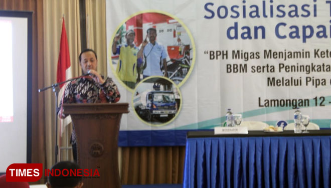 Komite BPH Migas, Jugi Prajugio saat menyampaikan materi dalam Sosialisasi Tugas Fungsi dan Capaian Kinerja di Hall Hatel Grand Mahkota Lamongan, Rabu (13/1/2019). (FOTO: MFA Rohmatillah/TIMES Indonesia)
