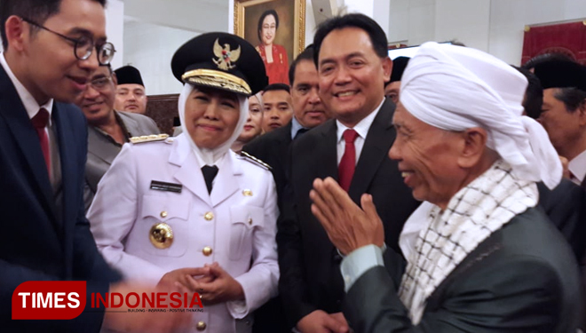 Gubernur Jatim Hj Khofifah mendapat ucapan selamat dari sejumlah tokoh dan pejabat Jatim usai pelantikan. (FOTO: Kiagus Firdaus/TIMES Indonesia)