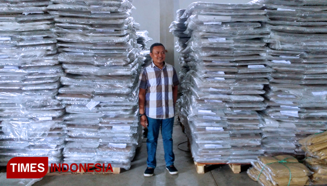 Komisioner KPU Kabupaten Bondowoso Divisi Logistik Hairul Anam saat menunjukan logistik berupa kotak suara, yang sudah disemprot dengan obat serangga (FOTO: Moh Bahri/TIMES Indonesia) 