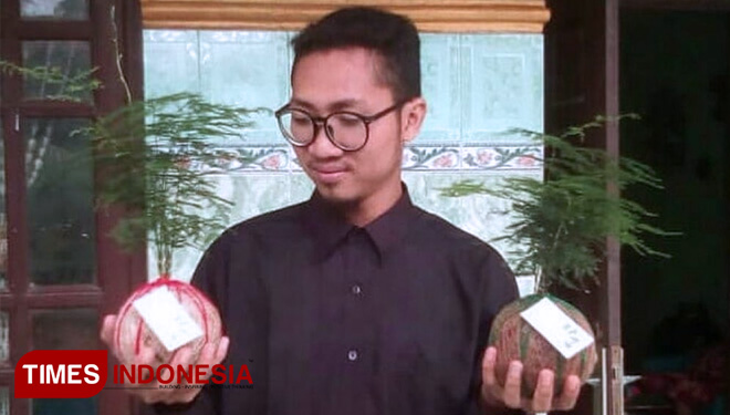 Chusnan Muslikhin, mahasiswa Agroteknologi UMG menunjukkan kreasinya berupa Komedama, Rabu, (13/2/2019). (FOTO: Humas UMG - Abdurrahman Faris/AJP TIMES Indonesia)