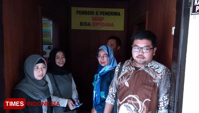 Didampingi tim pengacara, Anugrah Sekar bersama ibunya mendatangi Polres Lamongan untuk menanyakan kelanjutan proses hukum Saddil Ramdani, Kamis (14/2/2019). (FOTO: MFA Rohmatillah/TIMES Indonesia)