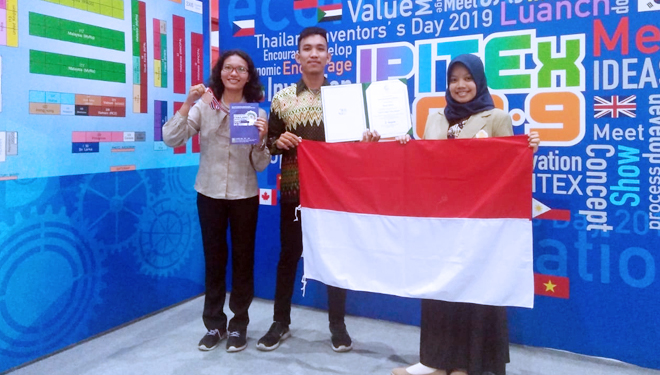 Tiga mahasiswa pembuat Aplikasi untuk Kurangi Limbah Plastik ketika mengikuti perlombaan. (FOTO: Humas UGM/TIMES Indonesia)