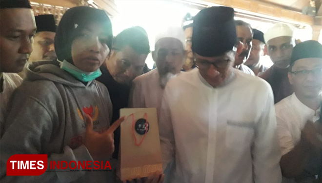 Seorang Relawan memberikan bingkisan berisi Al-Qur'an kepada Sandiaga Uno saat di Makam Sunan Bonang Tuban Bumi Wali, Kamis, (14/02/2019) (Foto: Achmad Choirudin/Times Indonesia)