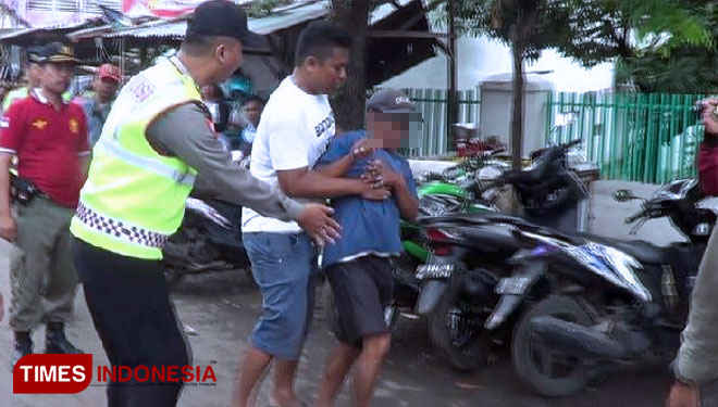 Kakek di Probolinggo Ini Mengamuk saat Lapaknya Ditertibkan Satpol PP
