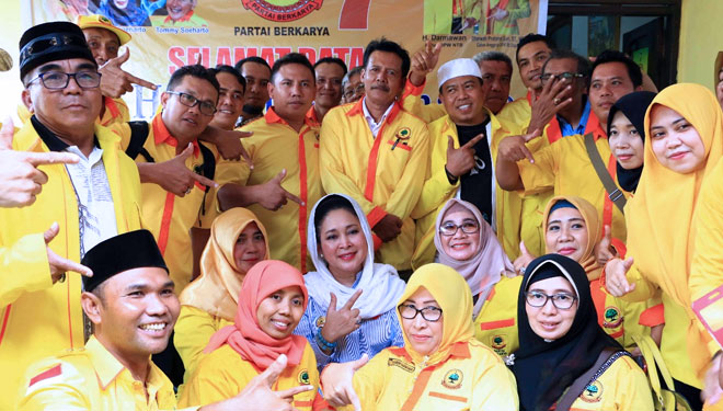 Ketua Dewan Pertimbangan Partai Berkarya, Siti Hediati Hariyadi atau akrab dipanggil Titiek Soeharto, saat melakukan konsolidasi dengan Caleg Partai Berkarya NTB.(FOTO: Kusnandar/Lombok Info) 