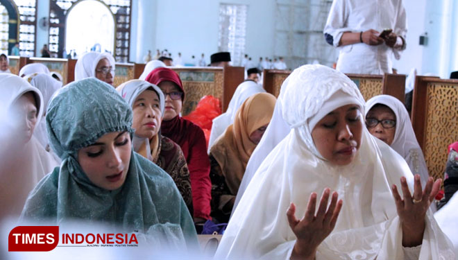 Gubernur jawa Timur Khofifah saat berada di Masjid Al-Akbar Surabaya (Foto: Nasrullah/TIMES Indonesia)