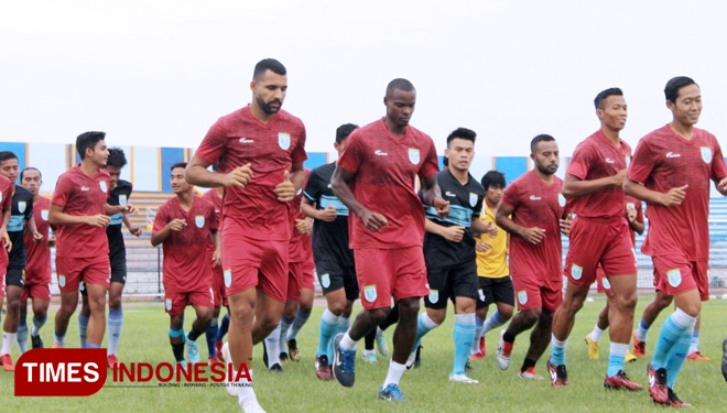 ersela squad conducts regular training at Surajaya Lamongan Stadium on Thursday (2/14/2019). (PHOTO: MFA Rohmatillah / TIMES Indonesia)