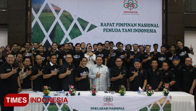 Pemuda Tani Indonesia pose dua jari, sebagai simbol dukungan terhadap Pasangan Prabowo-Sandi, alam Rapat Pimpinan Nasional (RAPIMNAS) (FOTO: Pemuda Tani Indonesia for TIMES Indonesia) 