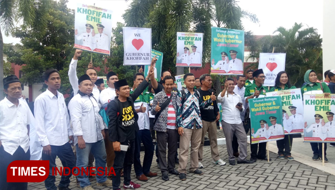 Kedatang Khofifah Di Juanda disambut Puluhan Relawan. (FOTO: Nasrullah/TIMES Indonesia)
