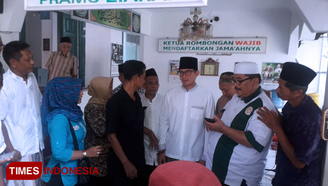 Bersama rombongannya Sandiaga Uno saat berkunjung di Makam Sunan Bonang Tuban Bumi Wali, Kamis, (14/02/2019) (Foto: Achmad Choirudin/Times Indonesia)