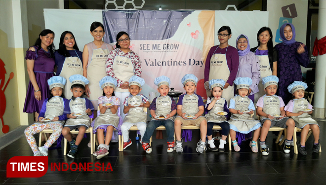 Murid murid, para guru dan orang tua dalam acara Valentines Day, kamis (14/02/19). (FOTO: NADYA RAHMA PUTRI / TIMES INDONESIA) 