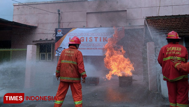 Prosesi simulasi pengamanan gabungan saat terjadi kebakaran di gudang penyimpanan logistik pemilu 2019 (FOTO: Rosidatul Hasanah/ TIMES Indonesia)