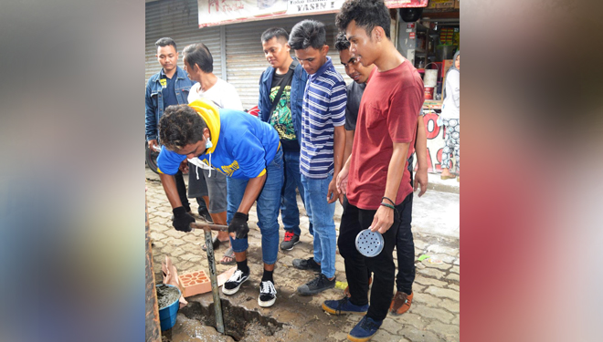 KKN Unitomo Sosialisasikan Pengurangan Resiko Bencana di Pasar Larangan