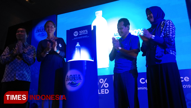 Danone Aqua meluncurkan kemasan botol plastik 100 persen hasil daur ulang pertama di Indonesia, bertempat di Seminyak, Kuta, Badung, Bali, Jumat (15/2/2019). (FOTO: Khadafi/TIMES Indonesia).