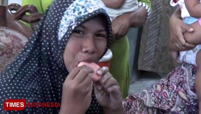 Khosyi'ah saat menunjukkan aksi makan sabunnya. (FOTO: Happy L. Tuansyah/TIMES Indonesia)