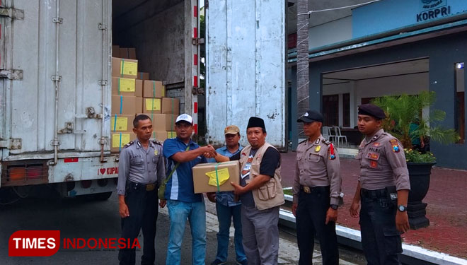 Ketua KPU Kabupaten Madiun Anwar Sholeh Azarkoni menerima kiriman surat suara dari pihak percetakan. (Foto: Yupi Apridayani/TIMES Indonesia)