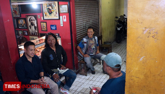 Mandira Isman ngobrol gayeng dengan komunitas Pasar Besar Kota Malang (Foto: Hadi/dj.TIMES Indonesia)