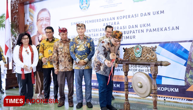 Menteri Koperasi dan UKM Puspayoga di Pamekasan, Madura, Jumat (15/2/2019). (FOTO: Ali For TIMES Indonesia)