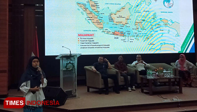 Asri Sawiji, Kaprodi Ilmu Kelautan UINSA mempresentasikan makalahnya pada seminar Poros Maritim di UINSA (14/2/2019) (Foto: Uinsa for TIMES Indonesia)
