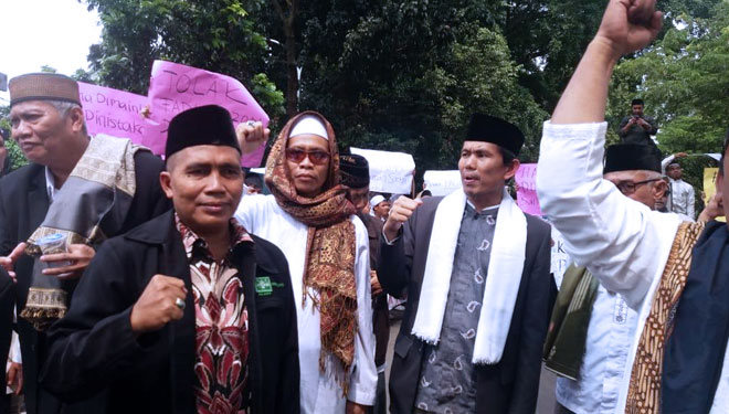 Ribuan santri se-Kabupaten Bogor melakukan aksi Bela Kiai di Lapangan Tegar Beriman, Cibinong pada Jumat (15/02/2018). Foto: Istimewa