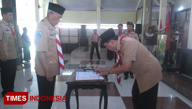 Penendatanganan oleh Wakil ketua Kwarda Jawa Timur Drs Purmadi dalam acara pelantikan Kamabicab dan Kakwarcab Gerakan Pramuka Kwartir Cabang Bondowoso (FOTO: Moh Bahri/TIMES Indonesia) 