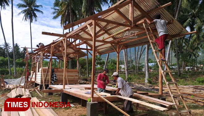 Hunian yang sedang dibangun di Silae ini berjumlah delapan unit, nantinya akan dihuni oleh pengungsi gempa dan tsunami dari jemaah Majelis Zikir Nurul Khairaat. (FOTO: AJP/TIMES Indonesia)