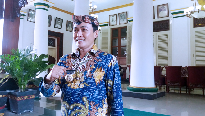 Bupati Pamekasan Badrut Tamam Pakai baju Batik khas Pamekasan. Jum'at (15/2/2019) (FOTO: Istimewa)